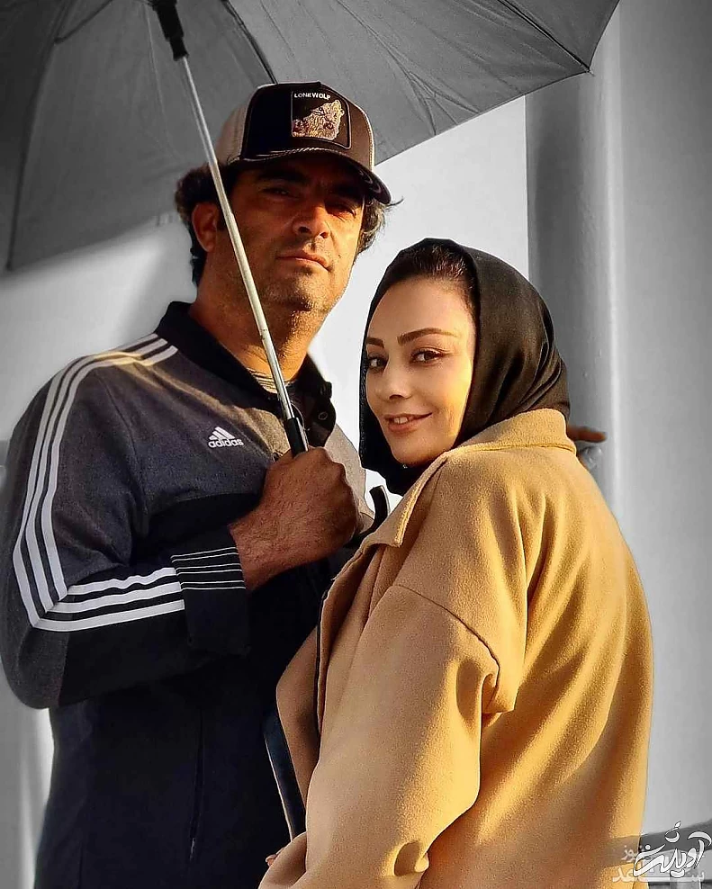 عکس عاشقانه یکتا ناصر و منوچهر هادی زیر یک چتر